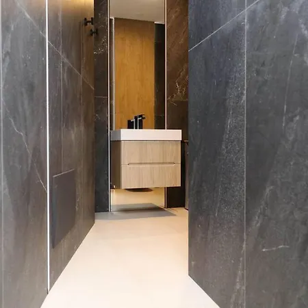 Διαμέρισμα Luxurious Styled 2br Penthouse-fully Renovated-secure Parking-great Terrace & View, Historical Centre, Only One In