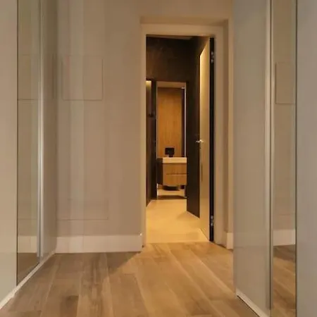 Διαμέρισμα Luxurious Styled 2br Penthouse-fully Renovated-secure Parking-great Terrace & View, Historical Centre, Only One In Όλμπια
